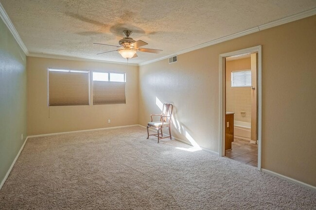 Building Photo - Amazing 3 bed 2 bath NE Heights Townhome