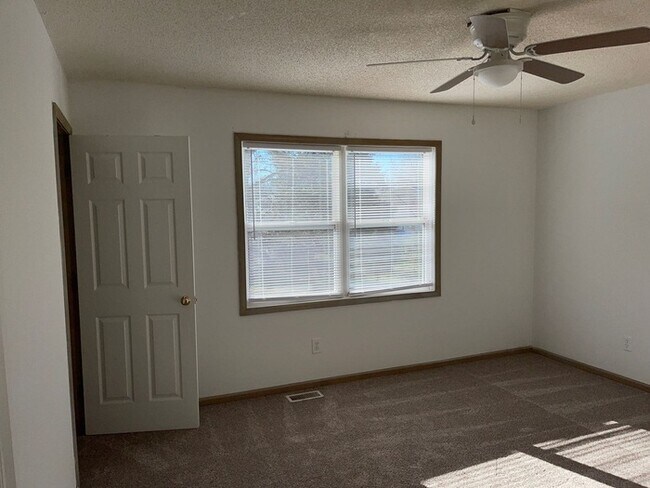 Building Photo - 535 Shearers Rd