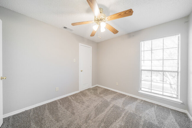 Building Photo - Wyngate Townhomes 3923D