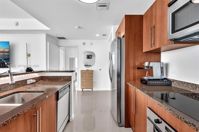 Building Photo - 300 S Biscayne Blvd