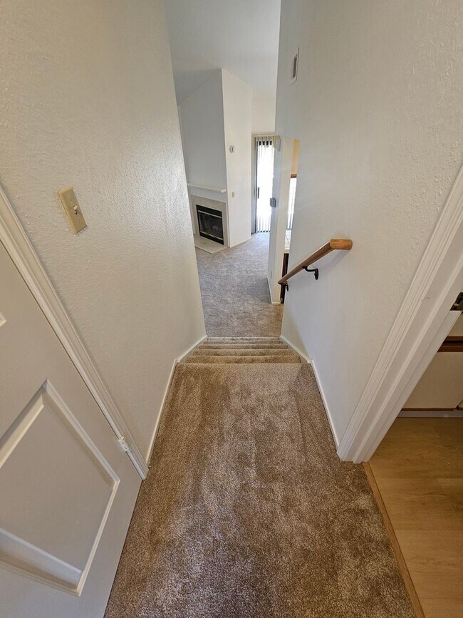 Building Photo - Great Location.... Gorgeous 2 Bedroom 2 Bath End Unit Condo in North San Jose