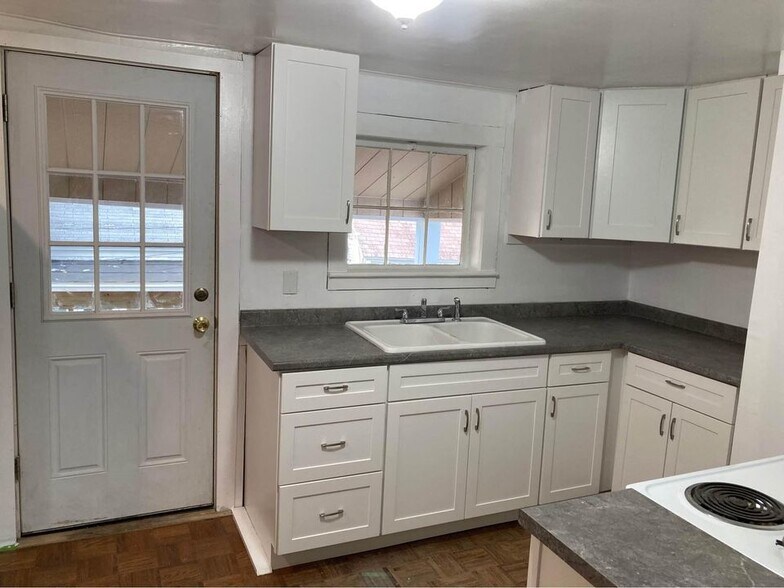 Building Photo - 64 Valley St