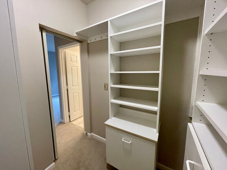 Building Photo - Large 1BR with New Carpeting!!!!