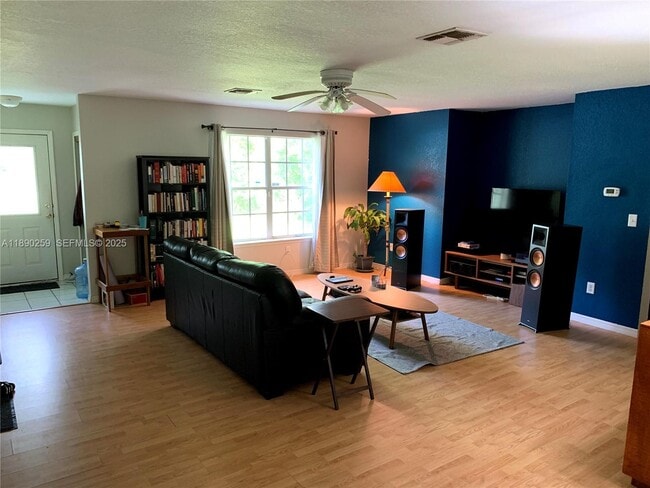 Building Photo - 325 E Plymouth Ave