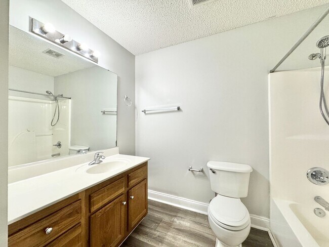 Building Photo - 3 BR Unit Near Shoppes on Elm