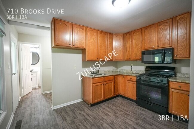 Building Photo - 710 Brooks Dr