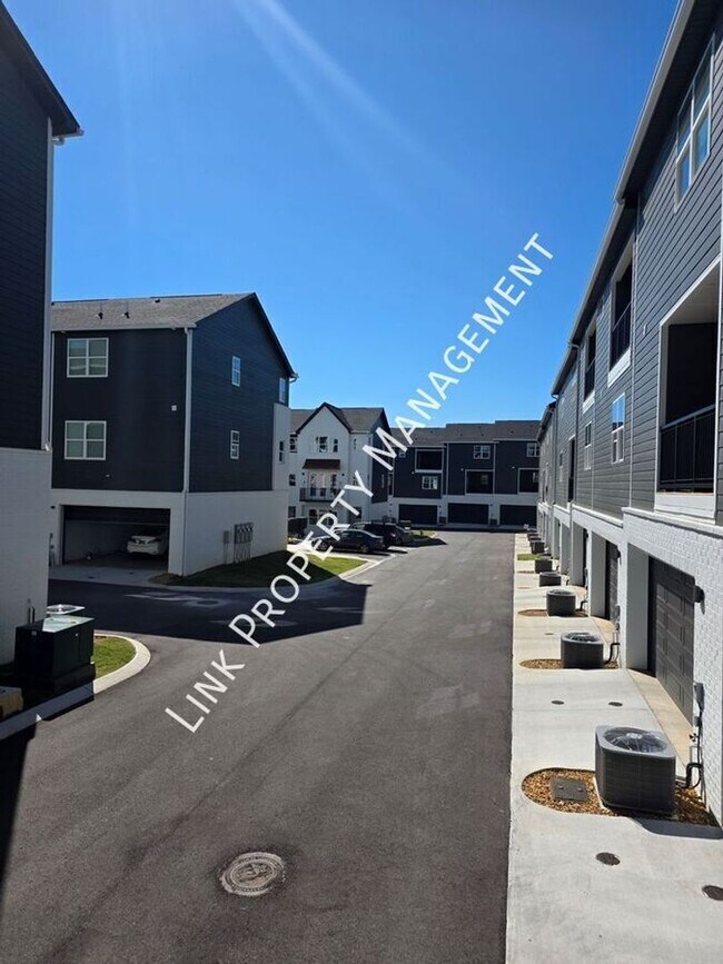 Building Photo - Brand New Townhome 3/3 Downtown near UTC and Erlanger