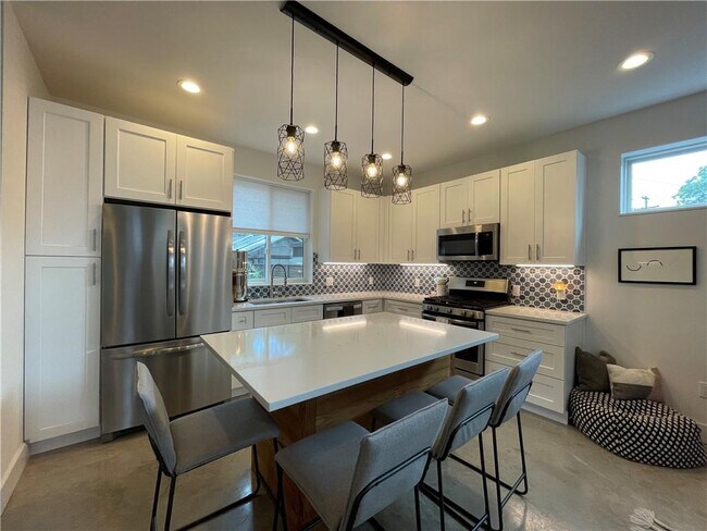 Building Photo - 1806 Haskell St