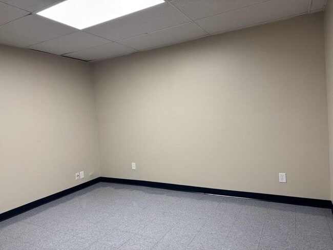 Building Photo - 108 Elm Rd