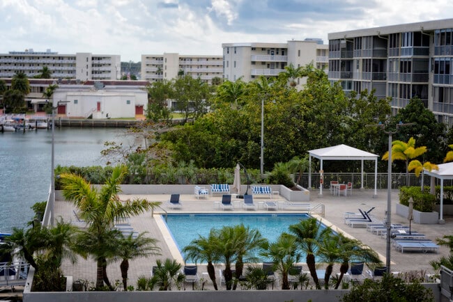 Building Photo - 18081 Biscayne Blvd