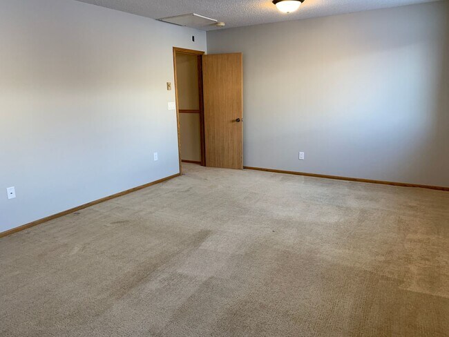 Building Photo - 4 Bed, 2 Bath Twinhome in South Fargo!
