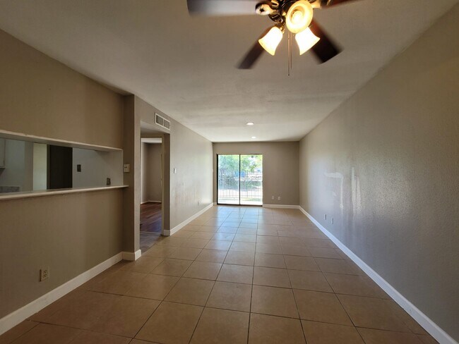 Building Photo - 2814 S Bartell Dr