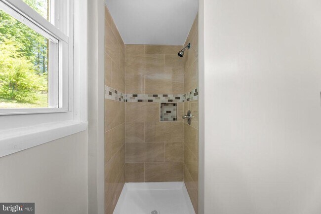 Building Photo - 6100 Hellen Lee Dr