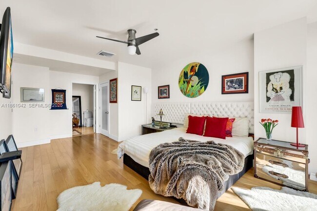 Building Photo - 10275 Collins Ave