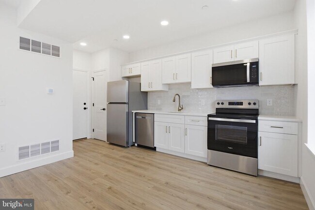 Building Photo - 100 W Front St