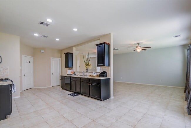 Building Photo - 6879 Dogwood Cliff Ln