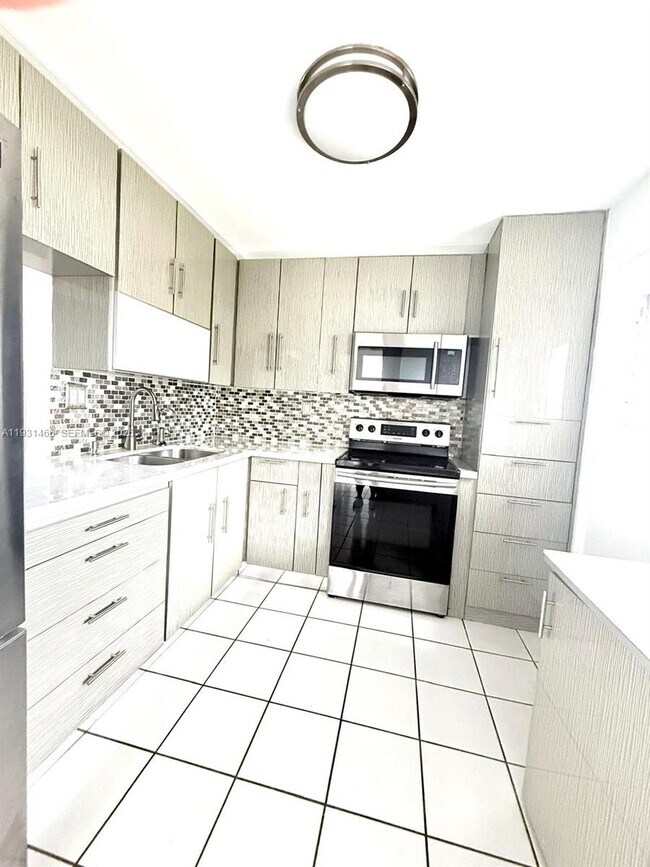 Building Photo - 1601 NE 191st St