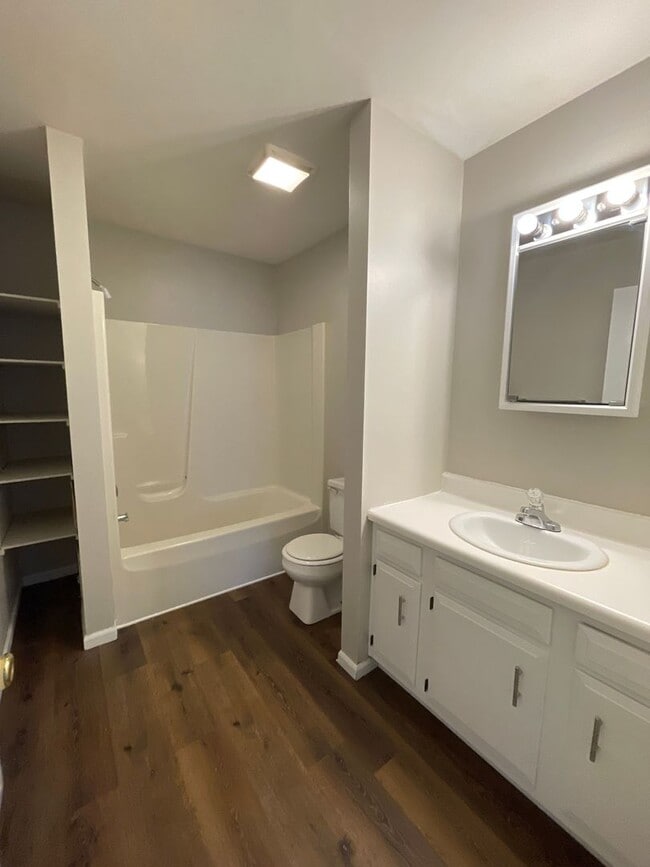 Building Photo - Welcome to this beautifully renovated 2-bedroom, 1.5-bathroom home in Columbus, OH!