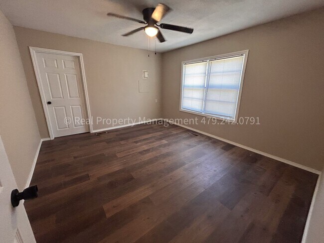 Building Photo - Arkoma Cutie! 2 Bed 1 Bath on giant corner...