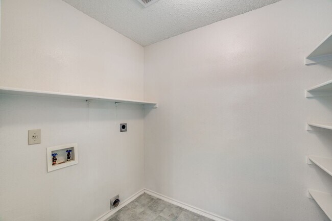 Building Photo - Welcome home to this single-story home in highly desirable Northwest Crossing