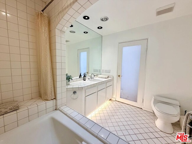 Building Photo - 1123 Flores St