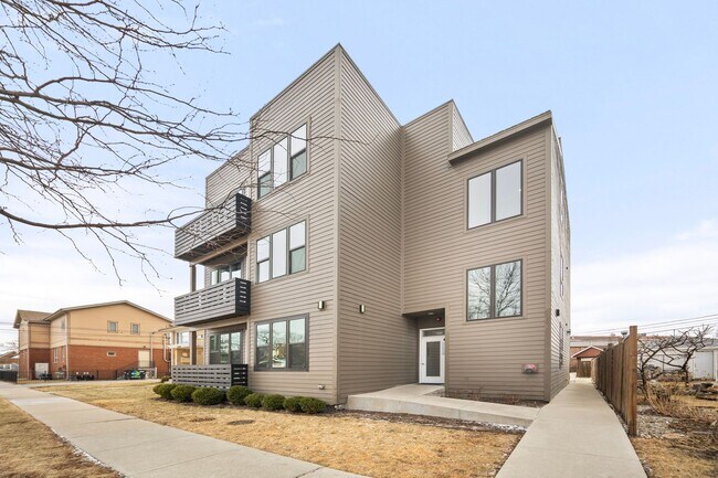 Building Photo - 8917 Grant Ave