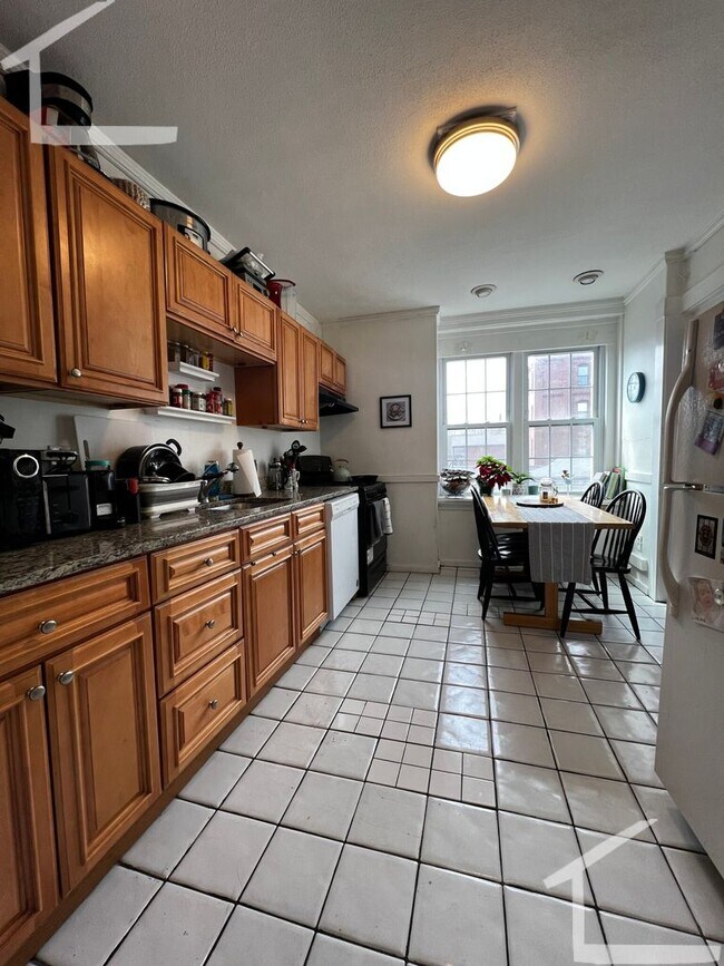 Building Photo - Large 3 Bedrooms on Washington Sq, In-Unit...