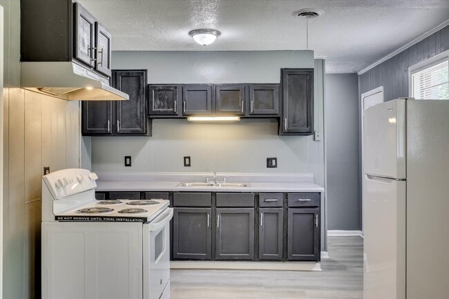 Building Photo - 2408 Southdale Dr