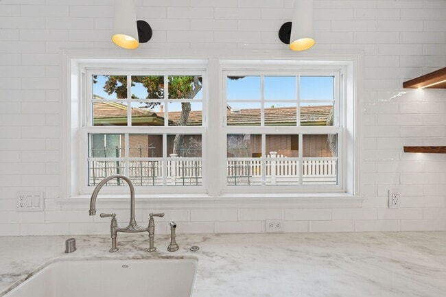 Building Photo - MISSION BAY 4-BED/3-BATH - 3 MIN WALK TO BAY