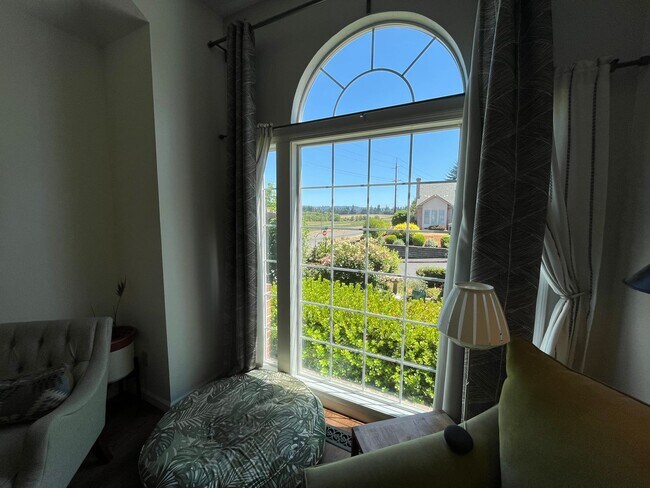 Building Photo - Beautiful 4Bd + 3Ba in Portland!! Offers Beautiful Outdoor Views and Great Gardening Backyards!!