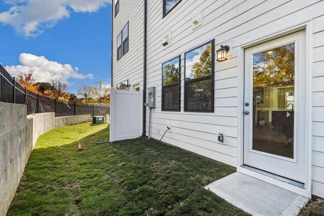 Building Photo - New Build Just Minutes to North Hills & Downtown!