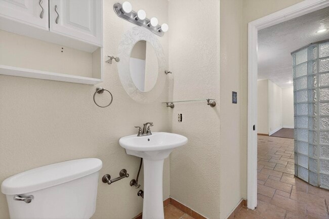 Building Photo - 6500 Martin Ct NE