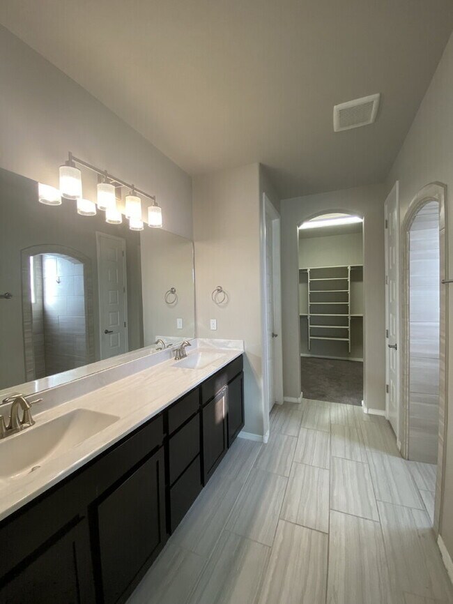 Building Photo - Single story 4BR/2Bath/Open Floor Plan/1907 Sqr Ft