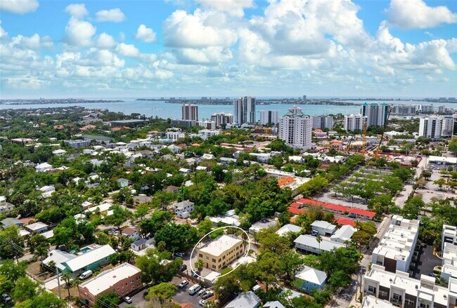 Building Photo - 325 Ohio Pl