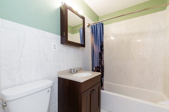 Building Photo - Spacious end-unit three-level townhome featuring 2 bedrooms and 2.5 bathrooms