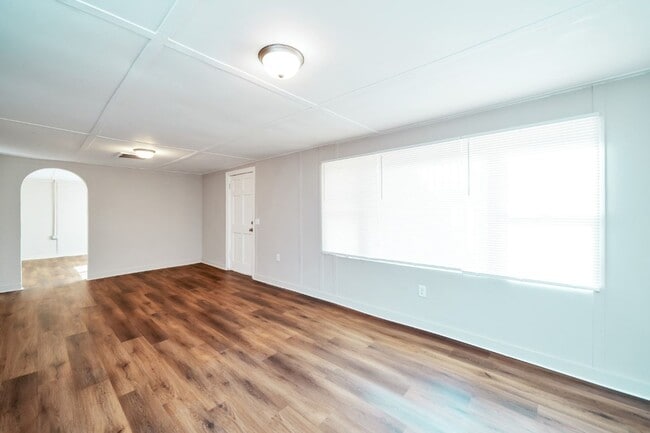 Building Photo - Newly Renovated 4BR Home- Move in Ready!