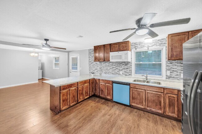 Building Photo - Welcome to your renovated 3-bed, 2-bath gem in scenic Gaffney, SC! $1,450/mo rent