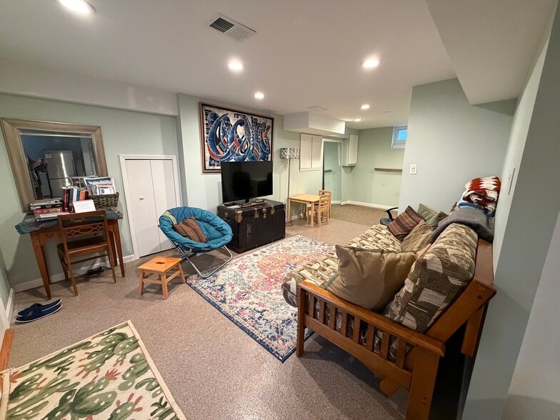 apartment living room - 1622 Pear St