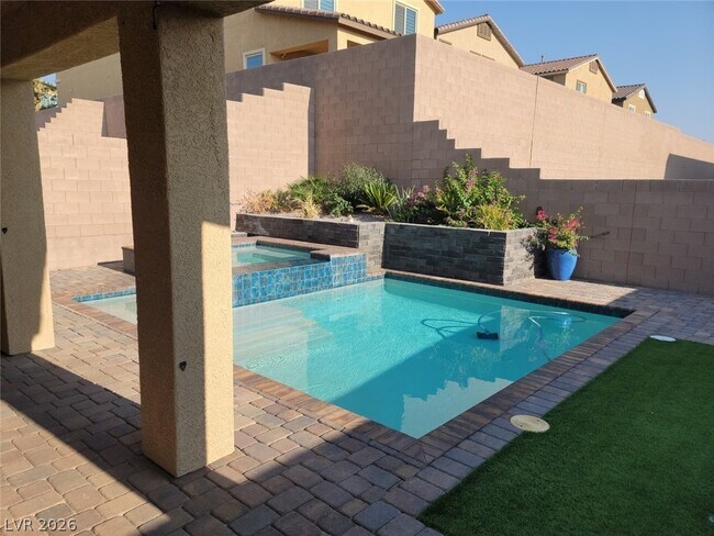 Building Photo - 2919 Tremont Ave