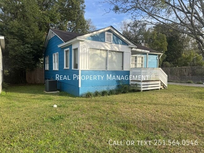 Building Photo - 207 Pinehill Dr