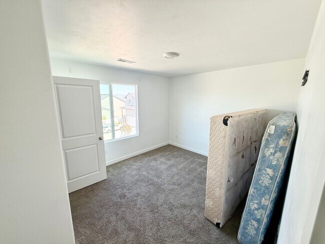 Building Photo - Beautiful Home in Excellent Magna Location!
