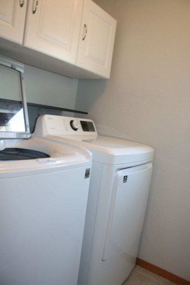 Building Photo - 3 bdrm, 2.5 Bath, 2 car Garage, Gas heat, ...