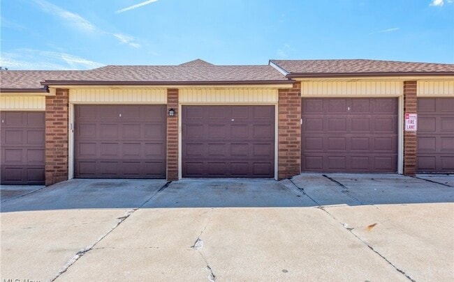 Building Photo - 8599 Scenicview Dr