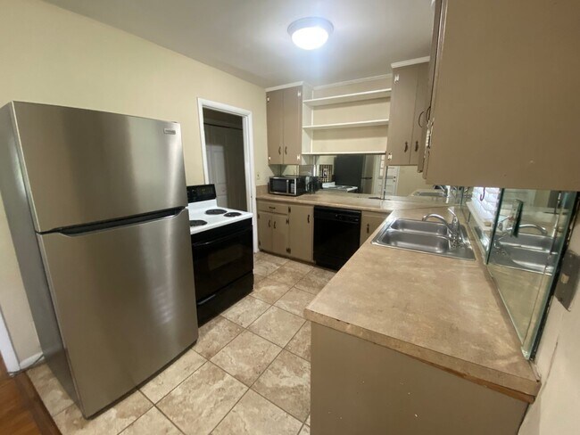 Building Photo - Charming Home Available in August!