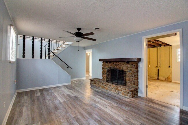 Building Photo - Charming 4 Bedroom Home!