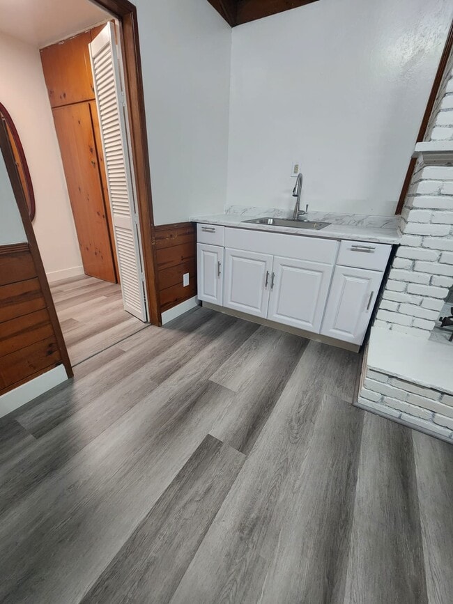 Building Photo - 10916 Acacia Ave