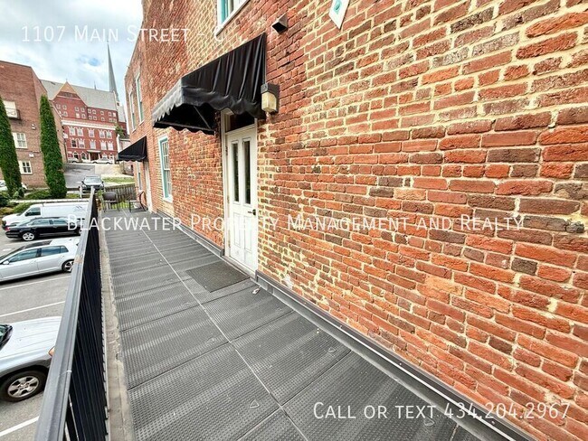 Building Photo - 1107 Main St