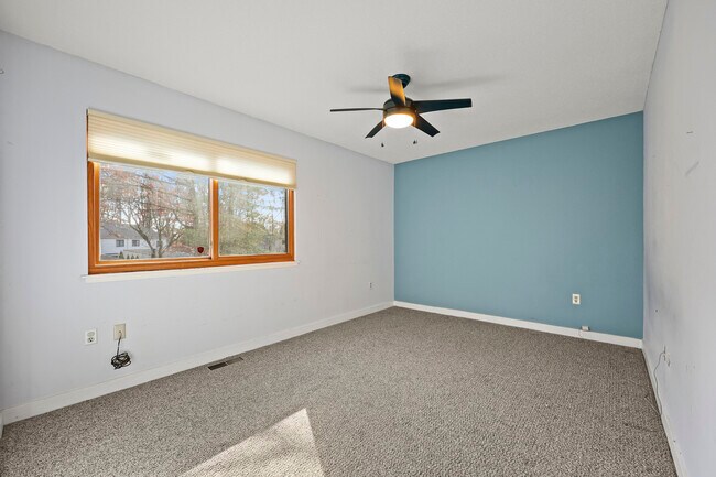 Building Photo - 27 Farmington Chase Crescent