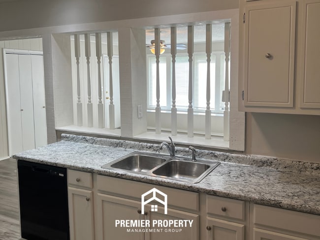 Building Photo - Newly Renovated 3-Bedroom Home for Rent in Huntsville, AL - Hardwood Floors & Fenced Backyard