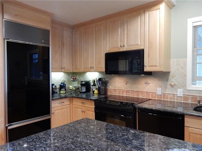 Building Photo - 230 Saugatuck Ave